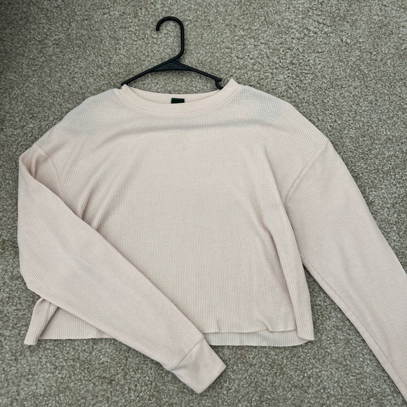 light pink cropped long sleeve shirt - Picture 4 of 4